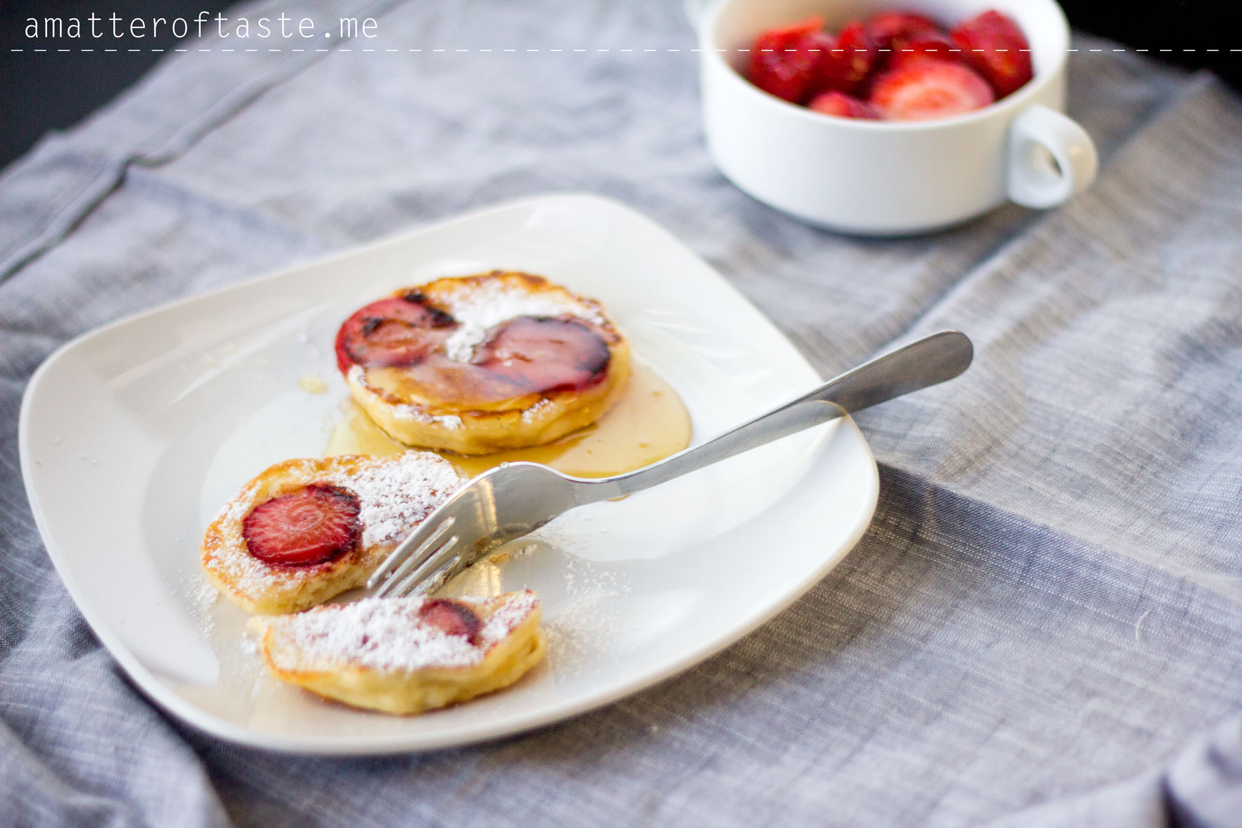 yoghurt_pancakes with strawberries