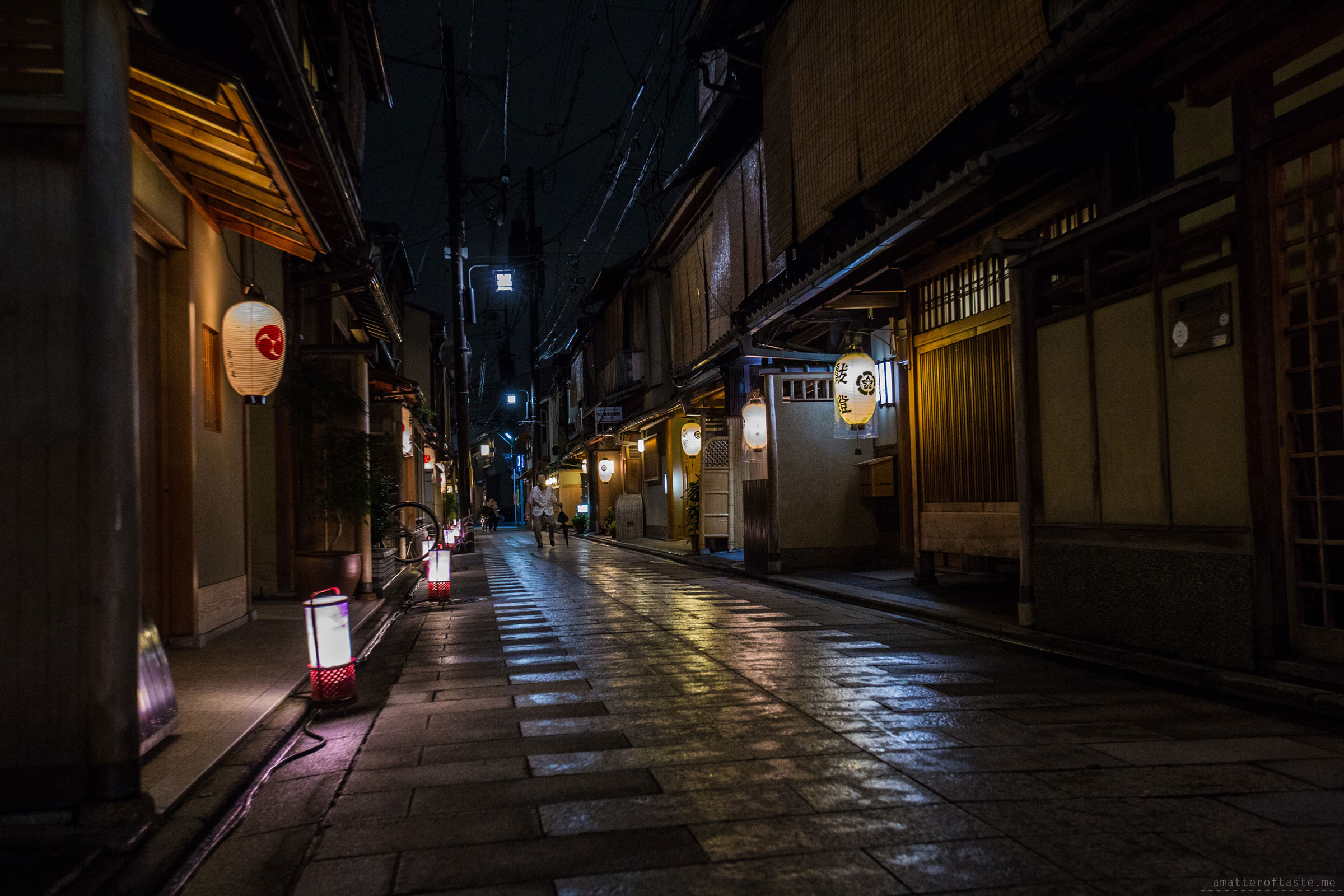 Kyoto Gion by night by a matter of taste